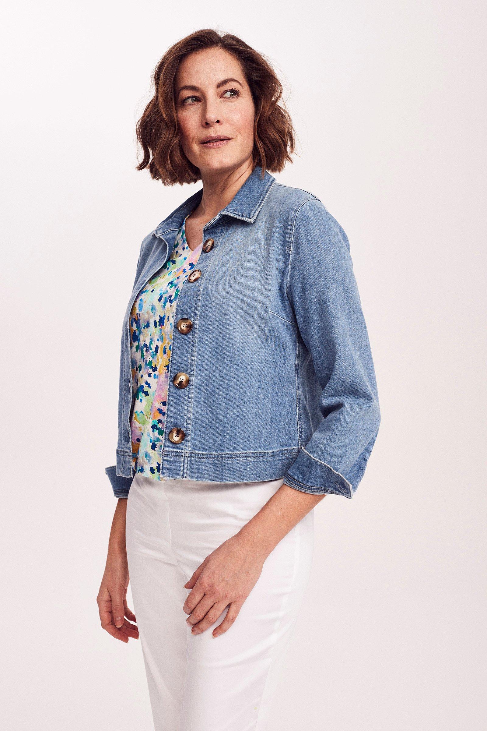 Getailleerd jeansjasje met hoornen knopen - may