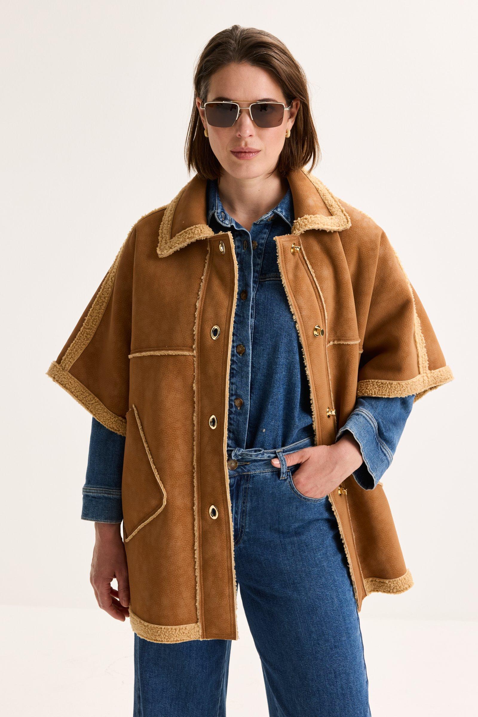 Améline Cape In Fake Omgekeerd Schaap