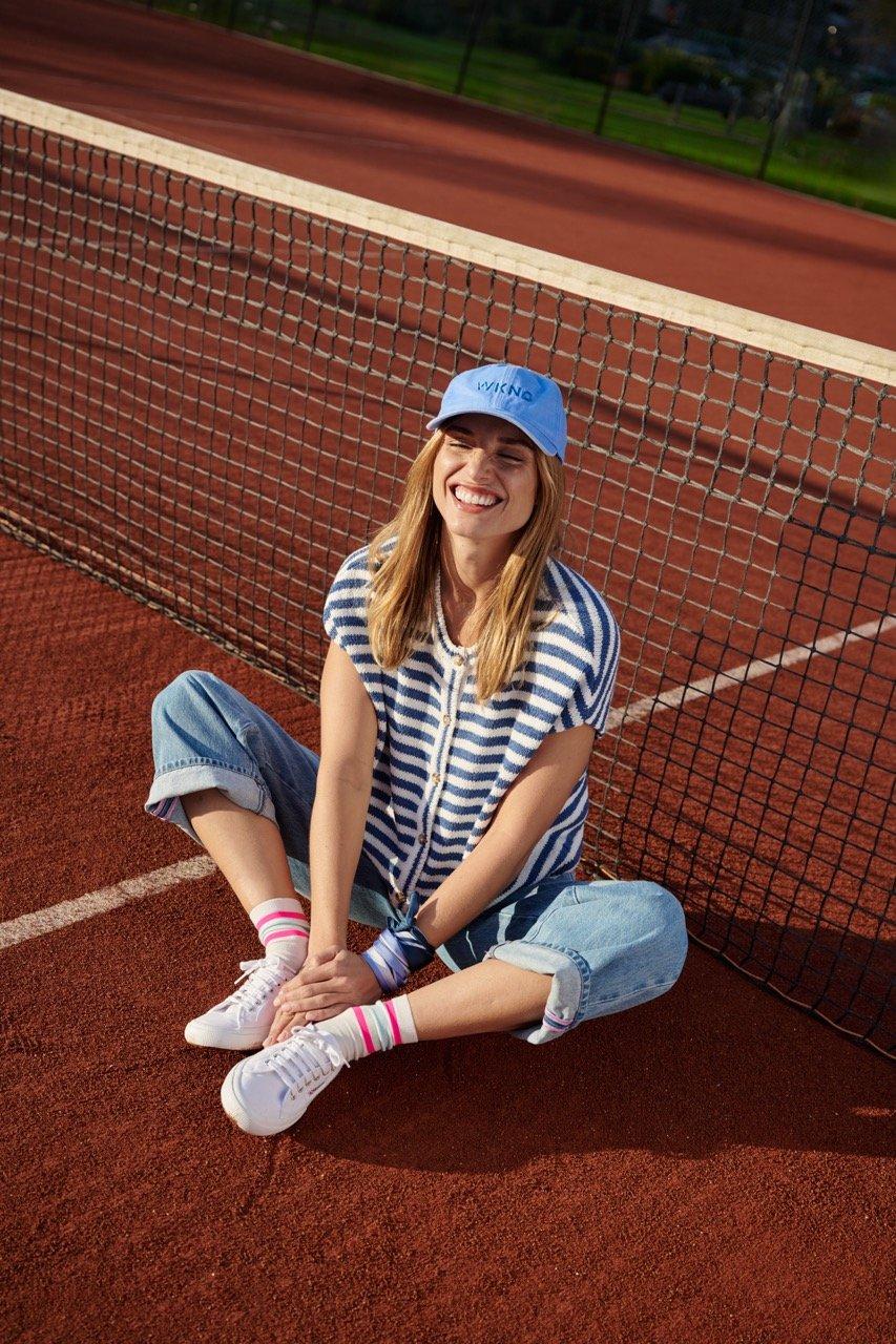 Cardigan ray&eacute; sans manches