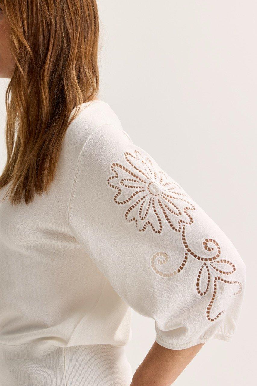 Truien - V-halstui met geborduurde mouwen