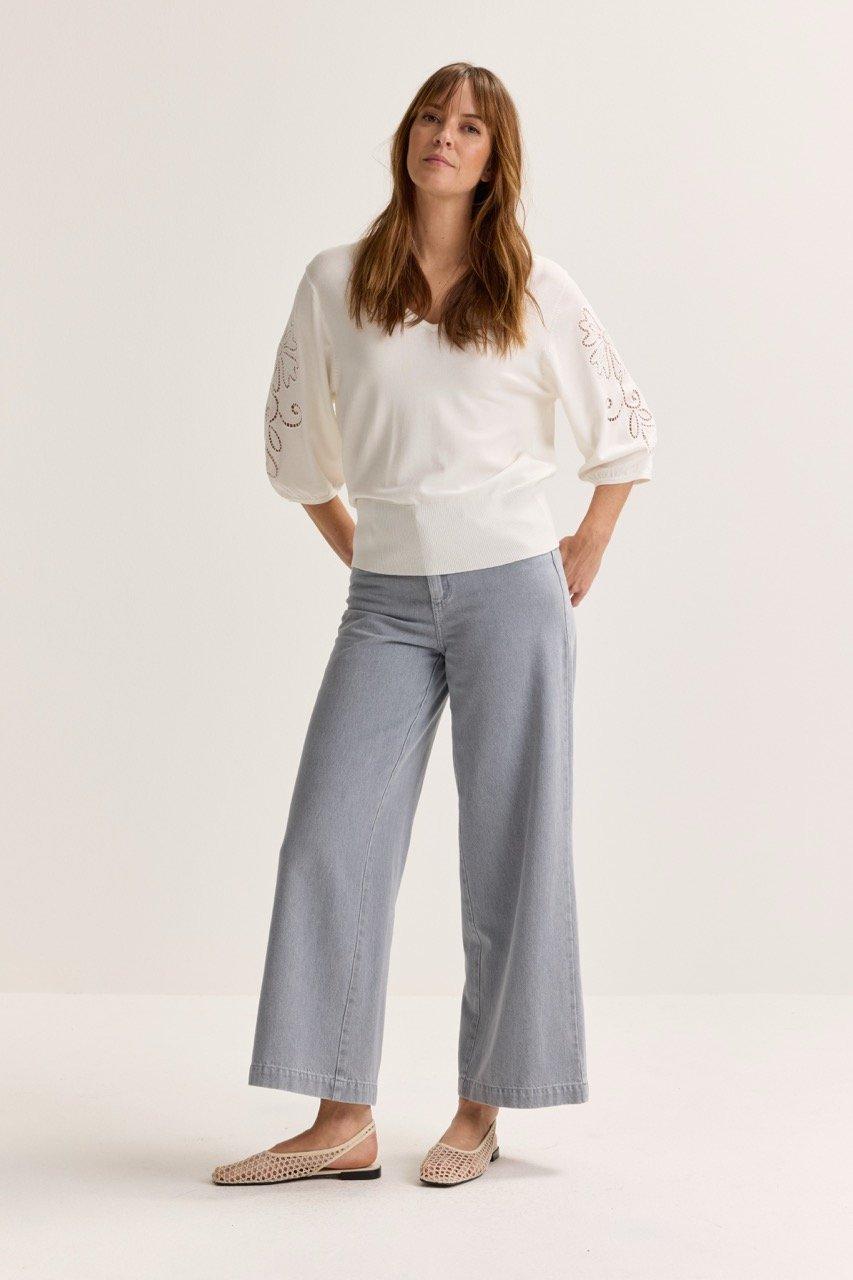 Truien - V-halstui met geborduurde mouwen