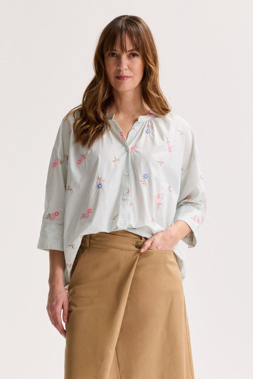 Am&eacute;line Geborduurde Blouse