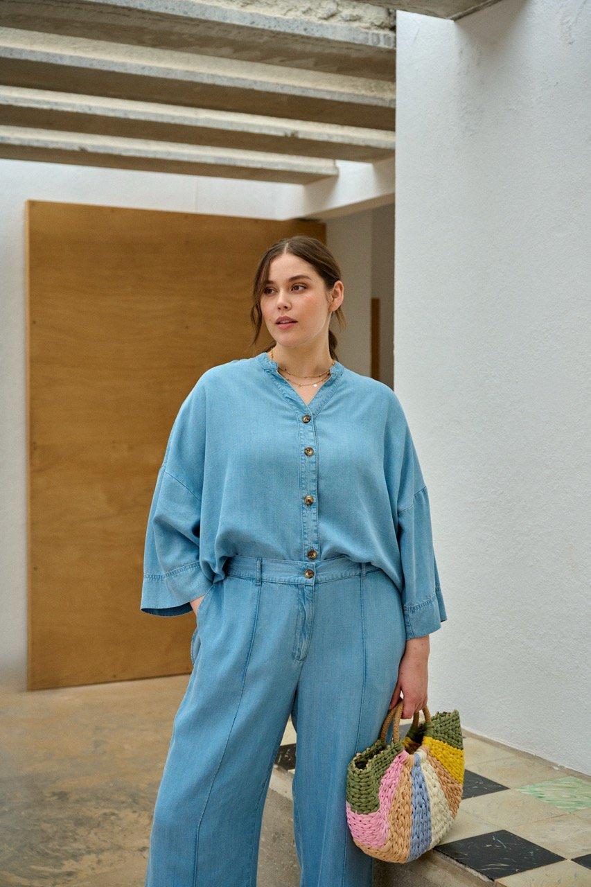 Oversized shirt in lyocell jeans